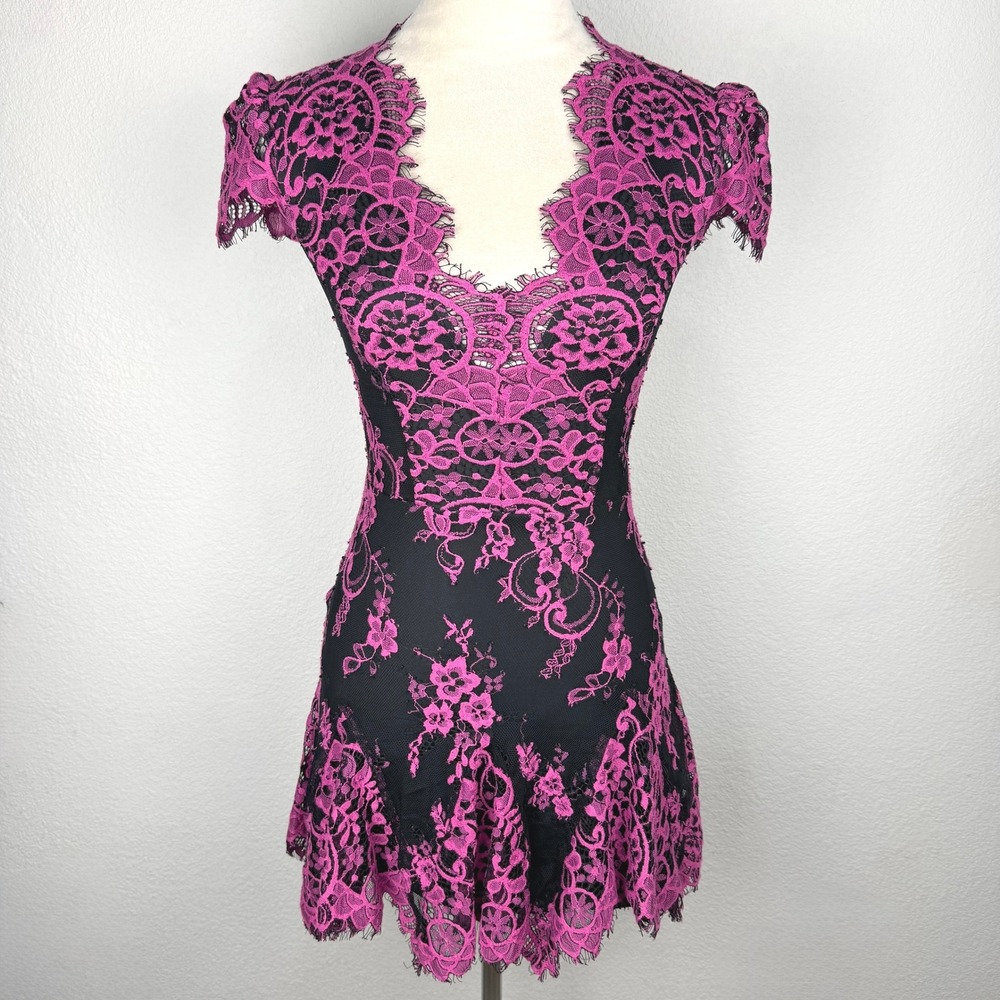 bebe Valorie Lace Godet Dress Pink Black Floral Lace V-Neck Cap Sleeve Mini 00